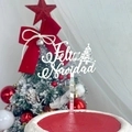 Vue détaillée du gâteau rouge avec décoration Feliz Navidad et sapin festif décoré - Sapin de Noël Argenté Joyeux Noël