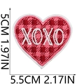 Dettaglio della toppa a cuore scozzese con ricamo XOXO e misure delle dimensioni - No.5-Cuore a Scacchi XOXO