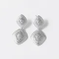 Pendientes colgantes de doble rombo plateado con textura de malla sobre fondo blanco - Estilo B Rombo - Plata