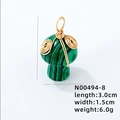 Vue détaillée du pendentif champignon en malachite avec fil doré et dimensions du bijou - Pendentif Champignon Malachite Or