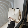 Bolso bombonera de cuero blanco con grano de lichi y correa de hombro de jacquard - Blanco
