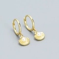 Elegantes pendientes de aro dorados con colgantes de concha y perlas blancas - Plata 925 / Dorado