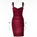Eng anliegendes burgunderrotes Bodycon-Kleid mit Netzraffung und Korsett-Details - S / Burgunderrot