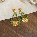 Nahaufnahme der Vintage-Sonnenblumen-Ohrhänger mit gelber Emaille und grünen Perlen - Sonnenblume Biene Tropfen Ohrringe (S925 Silbernadel)