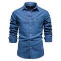 Dettaglio del colletto della camicia in denim blu con etichetta su manichino invisibile - 2XL / Blu Medio