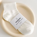 Klassische weiße Socken mit Rippbündchen und minimalistischer Papierverpackung - Einheitsgröße / Creme