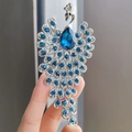 Elegante pauwbroche met blauwe strassteentjes en zilverkleurige afwerking in de hand - XZ0246-3 Blauw