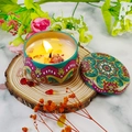 Candela di soia bohémien con petali essiccati in scatola di metallo colorata - Menta
