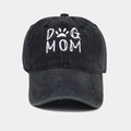 Dettaglio ricamo DOG MOM e zampa su cappello in cotone nero lavato in stile vintage - Regolabile / Nero