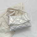 Borsa a spalla trapuntata bianco perla lucida con tracolla larga stile moderno - Bianco