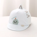 Dettaglio del cappello da neonato azzurro con ricamo di dinosauro e tessuto in cotone a coste - 44cm (3-12 Mesi) / Blu Dinosauro
