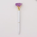 Detailansicht eines weißen Metallstifts mit goldgefasstem lila Amethyst-Rohstein - Amethyst