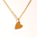 Détail du collier cœur en or avec la lettre V gravée sur le pendentif élégant pour femme - Lettre V