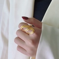 Minimalistischer goldener Edelstahl-Ring in S-Form, getragen für einen stilvollen Look - US 6 / Gold