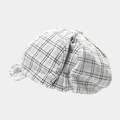 Detail der klassisch schwarz-weiß karierten Deerstalker-Mütze mit silbernem S-Metallhaken - Weiß