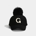 Detail der schwarzen Wintermütze für Kinder mit G-Stickerei und flauschigem Bommel - 52cm 3-6 Jahre / Buchstabe G - Schwarz
