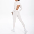 Detail van de hartvormige open rug en de billenplooien op deze witte yoga jumpsuit - S / Off-white grijs