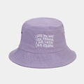 Vue détaillée du chapeau bob en toile lavande avec broderie de slogans positifs blancs - Taille unique / Mauve Clair