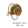 Detalle del anillo de concha chapado en oro de 18k con 17,4 mm de diámetro y 16 mm de ancho - Dorado