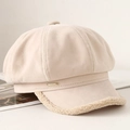 Cappello newsboy beige in camoscio sintetico con bordo in sherpa e placca dorata - M (56-58cm) / Bianco Sporco
