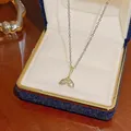Elegante goldene Fischschwanz-Halskette mit Zirkonia-Pavé in einer Samtschmuckbox - Fischschwanz-Stil (X060) / 18K-Gold / Gold
