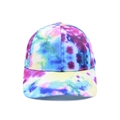 Vista dettagliata del cappellino tie-dye colorato con cuciture viola blu e verdi - Stile Tie-dye 1