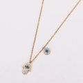Primer plano del colgante Mano de Fátima y Ojo Turco con detalles de cristales brillantes - Dorado
