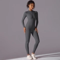 Detail van de ritssluiting aan de voorzijde en opstaande kraag op een grijze jumpsuit - S / donkergrijs