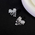 Macro-detail van vintage vlinder oorbellen met fonkelende kristallen en witte parels - 925 Sterling zilveren oorsteker - Zilveren zirkoon vuurwerk hart oorknopjes