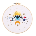 Kit de broderie DIY avec motif œil céleste, soleil et lune sur tambour en bois - Style Œil de l'Univers Blanc (A60025)