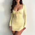 Hellgelbes, figurbetontes Langarm-Y2K-Kleid mit quadratischem Ausschnitt und Spitze - S / Gelb