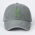 Dettaglio cappellino baseball denim lavato grigio con quadrifoglio verde e stampa lucky - Taglia unica / Grigio