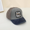 Detalle de gorra de béisbol infantil bicolor con bordado de dinosaurio y visera lavada - 52cm 2-5 Años / café