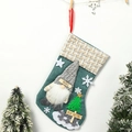Detail van een grote donkergroene jute kerstsok met 3D-kabouter en de tekst Noel erop - Blauw
