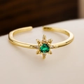 Anello aperto placcato oro con zircone verde e castone a stella su fondo crema - Aperto Regolabile / Stile Gemma Rotonda Stella a Otto Punte (13553)