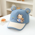 Dettaglio del cappello blu con orsetto per bimbo con orecchie 3D e chiusura velcro - 52cm (2-5 Anni) / Blu