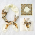 Foulard in seta satinata con motivo paisley giallo e raffinato design a catena con cavallo - 70*70cm / Giallo Arancio Paisley (33)