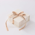Cremeweiße quadratische Schmuck-Geschenkbox mit champagnerfarbenem Band und Best Wishes Text - 10.5*10.5*4.5 / Gebrochenes Weiß