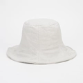 Dettaglio della trama in lino naturale sulla tesa del cappello parasole beige - Bianco