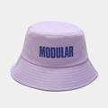 Dettaglio del cappello a secchiello in cotone viola con ricamo MODULAR blu e tesa cucita - M（56-58cm） / Viola chiaro
