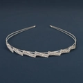 Dettaglio del cerchietto doppio argento con strass scintillanti per acconciature da sposa - Stile Doppio Anello con Strass Irregolari (DFK-1058)