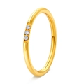 2,5 mm Gold Titanstahlring mit drei funkelnden Kristallen in einem minimalistischen Stil - US 8 / Gold