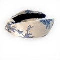 Detailansicht des beigen Leinenknoten-Haarbands mit blauem Blumen- und Vogelmuster - Vintage Blaues Blumenmuster