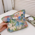Détail de la trousse de maquillage florale avec étiquette et fermeture éclair en métal - Grande Fleur de Peinture à l'Huile Bleu Clair Vert