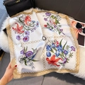 Dettaglio foulard di seta con stampa floreale e bordo a catena dorata su pelliccia - Bordo Oro (Catena Floreale)