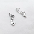 Détail de breloques cheerleading argentées avec texte CHEER pour création bijoux - 1 Pièce Cheerleader Fille 10x28mm