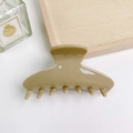 Pince à cheveux minimaliste en acétate marron clair présentée sur un plateau en bois - 8.5cm / Marron