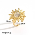Anillo de girasol dorado ajustable con circonitas brillantes sobre fondo blanco - Anillo de Girasol Dorado(TR4497)
