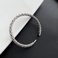 Bracciale rigido intrecciato in acciaio al titanio argento con trama a maglia fine - Argento