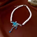 Dettaglio di una collana di perle vintage con ciondolo a fiore di strass blu - Stile Fiore Blu Catena d'Argento